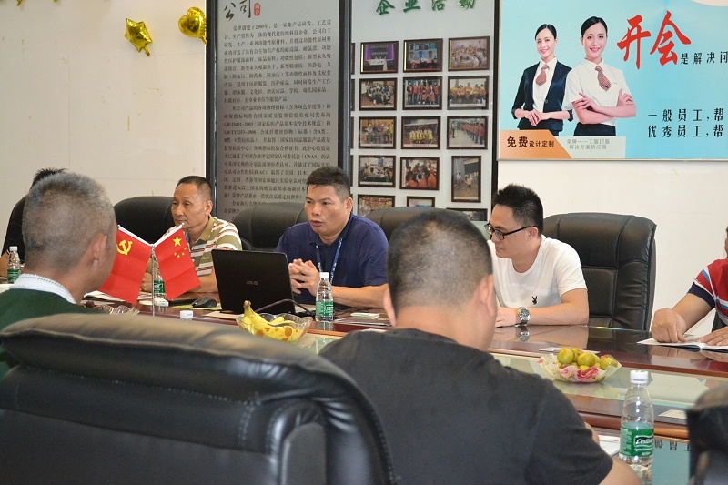 黄日荣董事长就医用面料展开深入的介绍